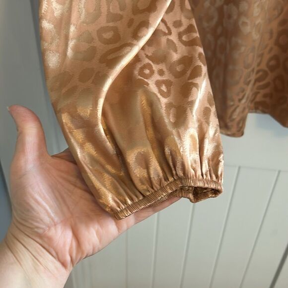 NWT Savanna Jane Satin Gold Leopard Popover Ruffle Neck Blouse Sz Medium - Picture 3 of 9